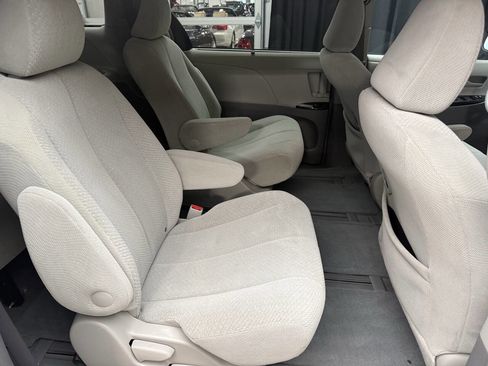 Used 2011 Toyota Sienna LE image 24