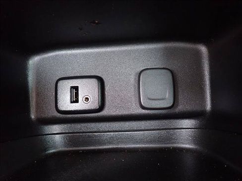 Used 2018 Chevrolet Equinox LS FWD image 16