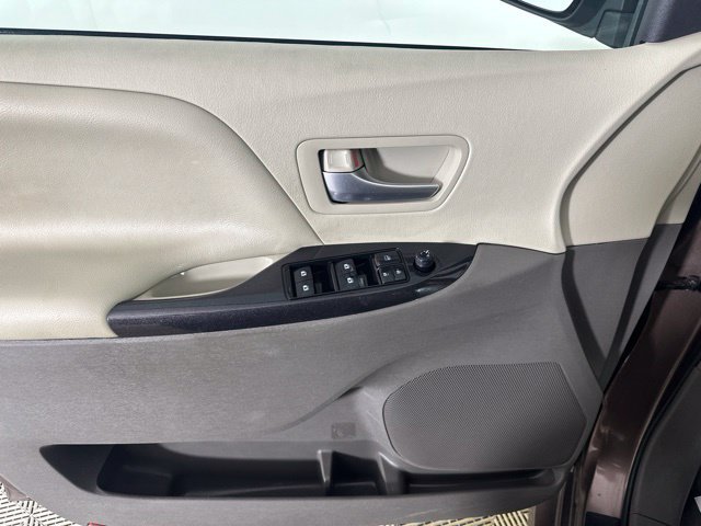 Used 2018 Toyota Sienna LE w/ Carpet Mat Package AWD/4WD image 13