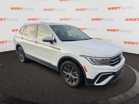 Used 2024 Volkswagen Tiguan SE w/ Panoramic Sunroof Package image 7