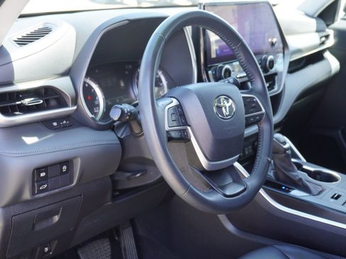 Used 2024 Toyota Highlander XLE AWD/4WD image 21