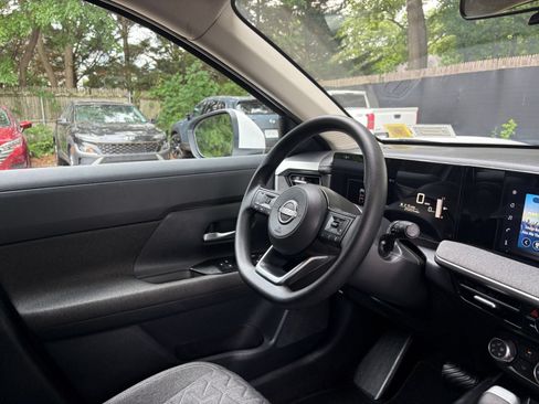 Used 2025 Nissan Kicks SV AWD/4WD image 32