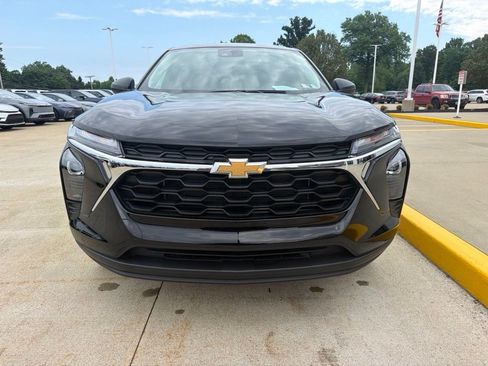 Used 2025 Chevrolet Trax LS w/ Driver Confidence Package FWD image 2