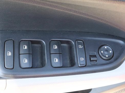 Used 2025 Hyundai Venue SEL FWD image 14