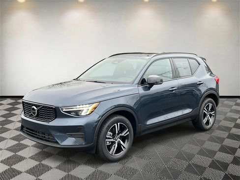 New 2026 Volvo XC40 B4 Core w/ Climate Package image 7