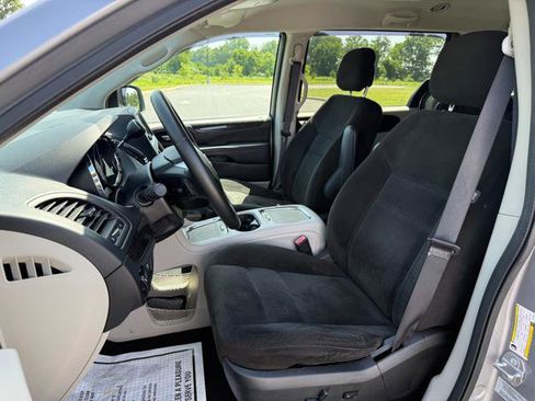 Used 2016 Dodge Grand Caravan SXT w/ Rear Park Assist Package FWD image 10