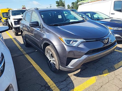 Used 2017 Toyota RAV4 LE AWD/4WD image 4