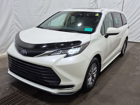Used 2021 Toyota Sienna XLE image 1