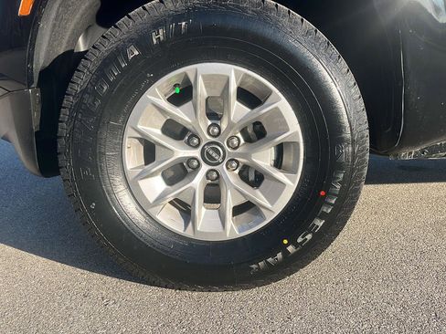 Used 2024 Nissan Frontier SV image 9