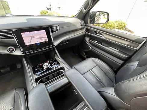 Used 2024 Jeep Wagoneer Series III AWD/4WD image 11