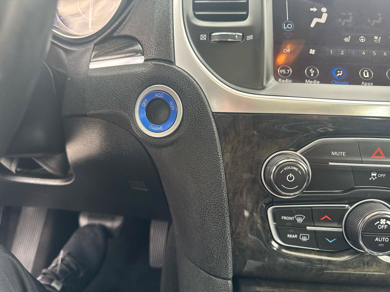 Used 2019 Chrysler 300 Limited AWD/4WD image 37