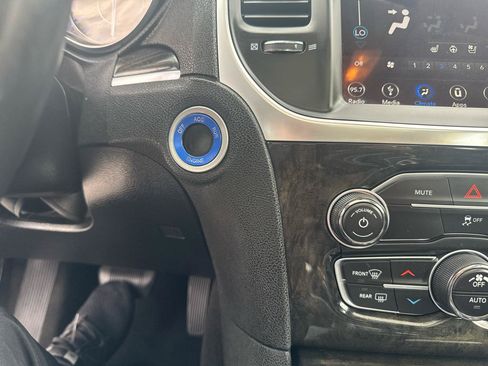 Used 2019 Chrysler 300 Limited AWD/4WD image 37