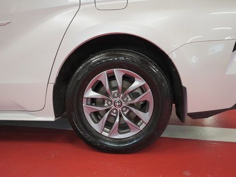 Used 2023 Toyota Sienna XLE w/ XLE Plus Package image 28