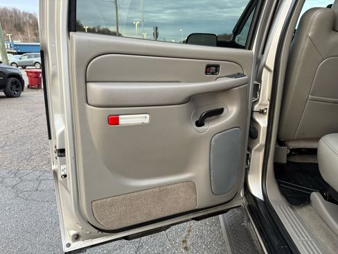 Used 2005 Chevrolet Avalanche 2500 w/ Preferred Equipment Group image 22