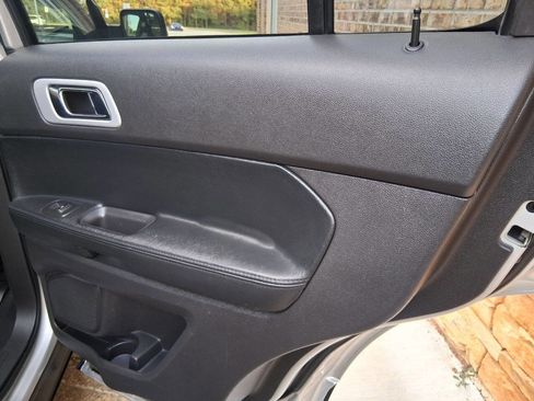 Used 2013 Ford Explorer XLT FWD image 20