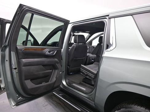 Used 2023 Chevrolet Suburban Premier image 17