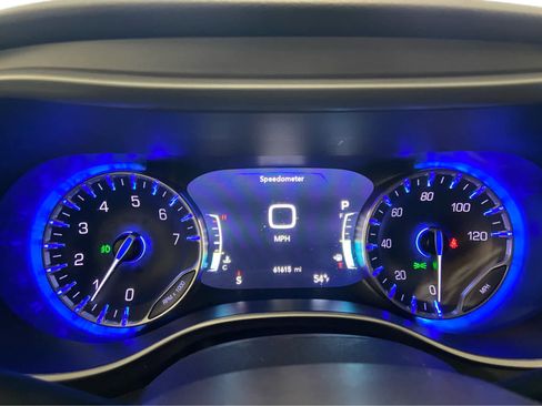 Used 2024 Chrysler Pacifica Touring-L FWD image 26