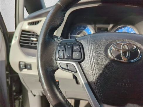 Used 2018 Toyota Sienna XLE image 16