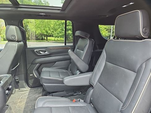 Used 2021 Chevrolet Suburban Premier w/ Premium Package AWD/4WD image 18
