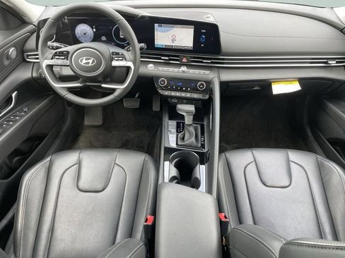 New 2025 Hyundai Elantra Limited image 18