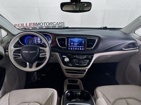 Used 2020 Chrysler Pacifica Limited image 31