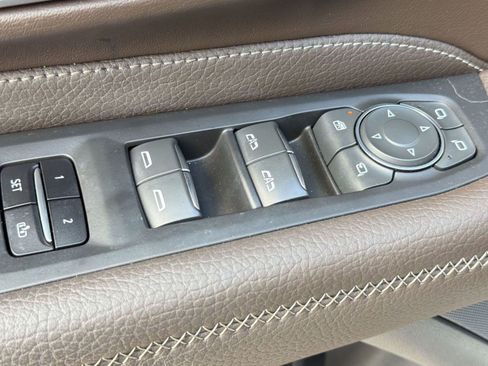 Used 2022 GMC Yukon XL Denali w/ Denali Premium Package image 11