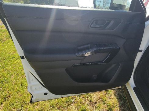 Used 2025 Nissan Pathfinder SV AWD/4WD image 7