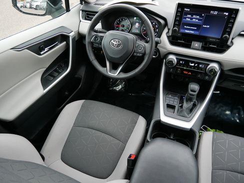 Used 2022 Toyota RAV4 XLE w/ Convenience Package image 9