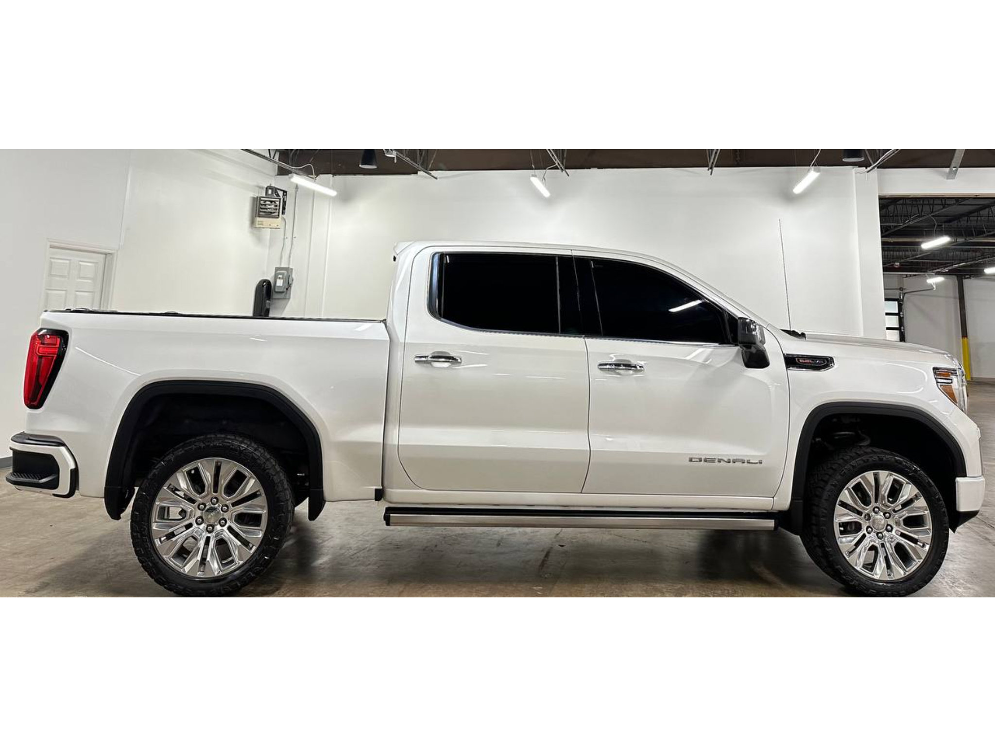 Used 2020 GMC Sierra 1500 Denali w/ Denali Ultimate Package AWD/4WD image 9