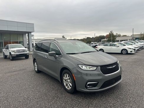 Used 2022 Chrysler Pacifica Touring-L w/ Uconnect Theater Family Group image 3