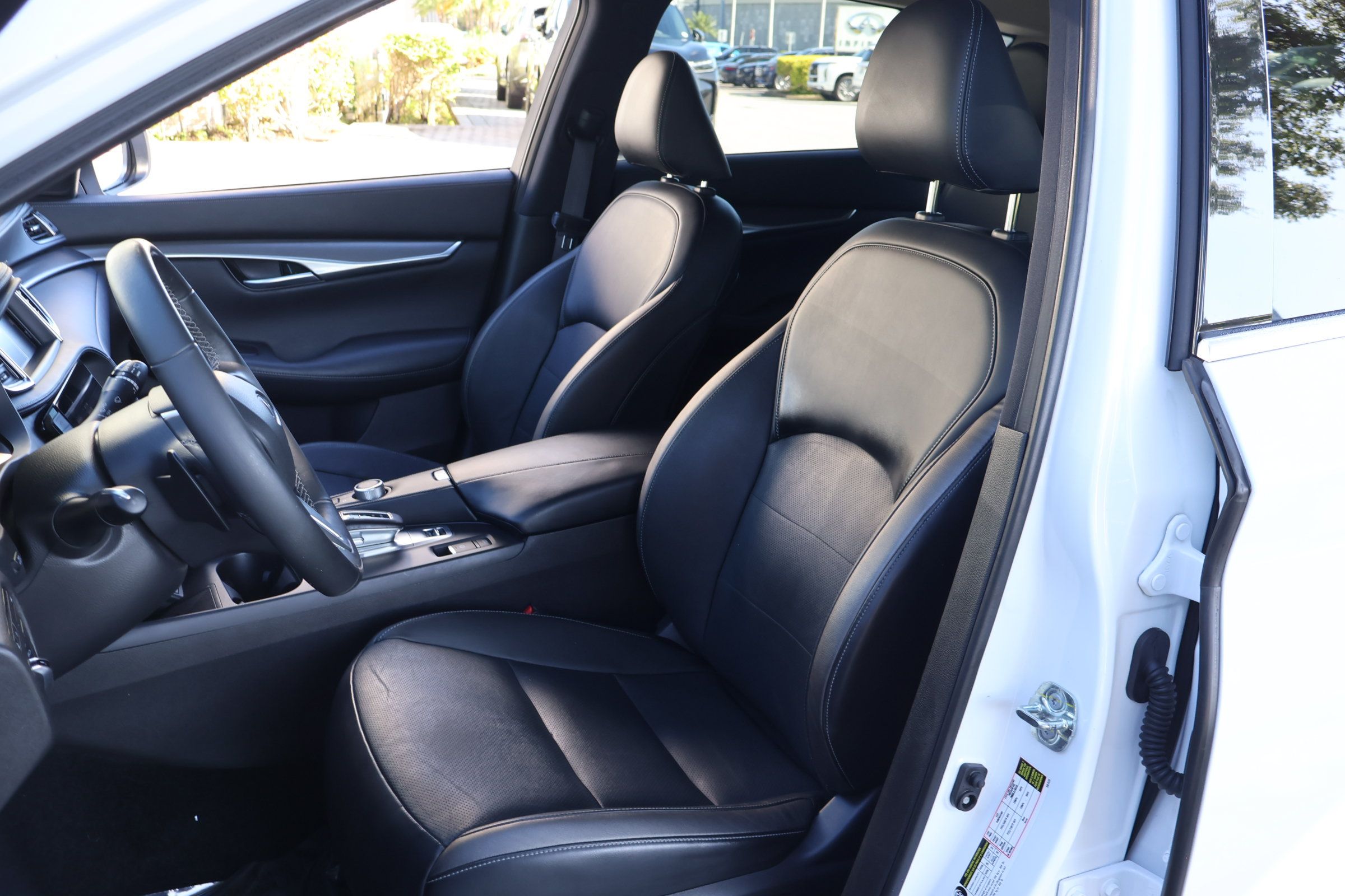 Certified 2023 INFINITI QX50 Luxe FWD image 2