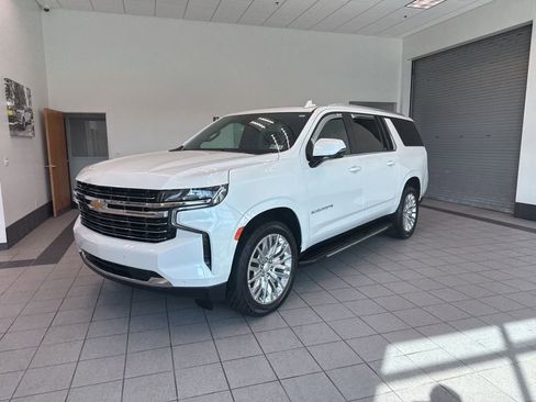 Used 2023 Chevrolet Suburban LT w/ Luxury Package AWD/4WD image 3