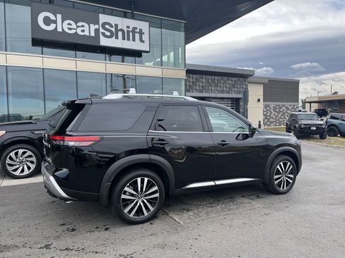 Used 2025 Nissan Pathfinder Platinum image 3