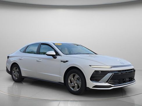 Used 2025 Hyundai Sonata SE FWD image 9