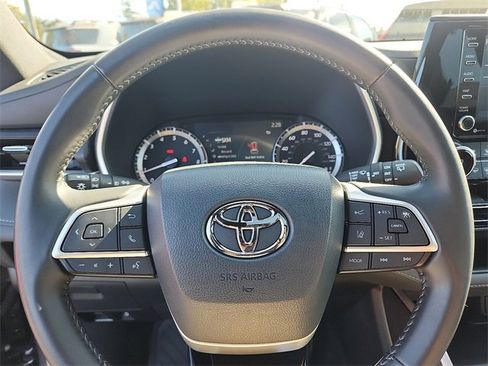 Used 2022 Toyota Highlander XSE image 19
