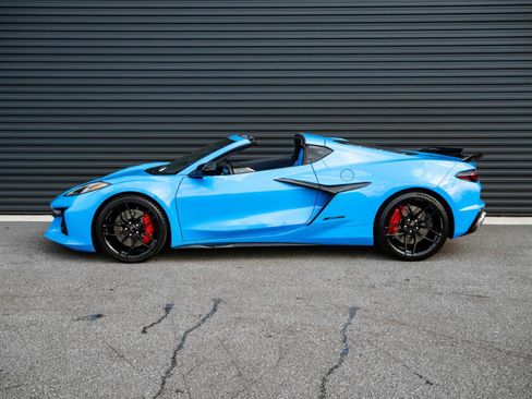 Used 2025 Chevrolet Corvette Z06 RWD image 2