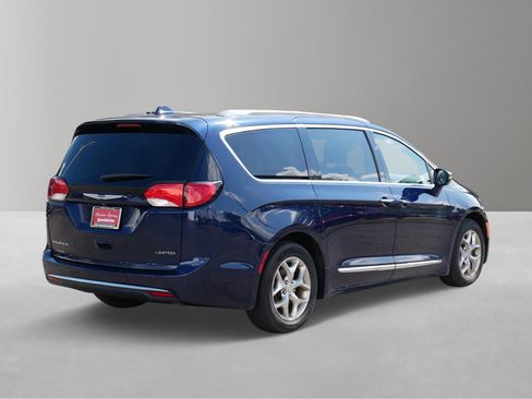 Used 2018 Chrysler Pacifica Limited image 4