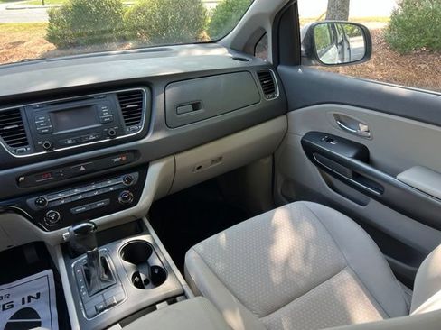 Used 2016 Kia Sedona L FWD image 25
