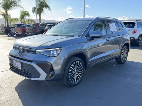Certified 2025 Volkswagen Taos SE image 5