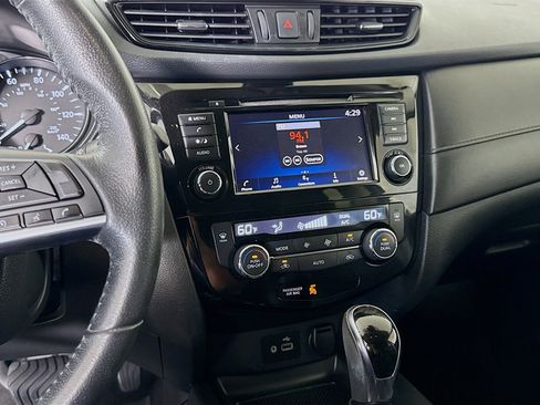 Used 2019 Nissan Rogue SV AWD/4WD image 18