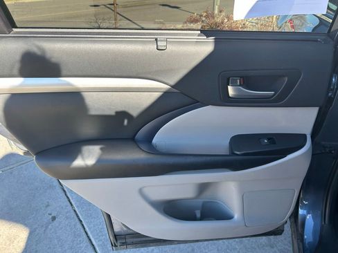 Used 2019 Toyota Highlander XLE image 25