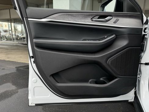 Used 2023 Jeep Grand Cherokee Limited image 8