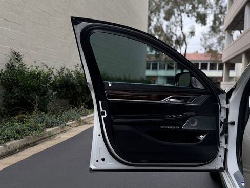 Used 2017 BMW 750i xDrive image 16