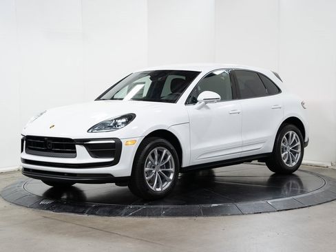 Used 2024 Porsche Macan image 1