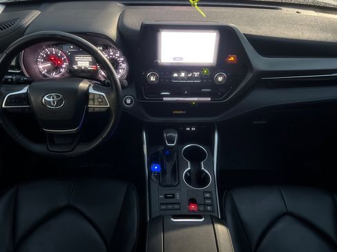 Used 2024 Toyota Highlander XLE image 10