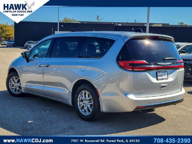 Used 2024 Chrysler Pacifica Touring-L FWD image 7