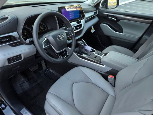Certified 2026 Toyota Highlander Limited AWD/4WD image 8
