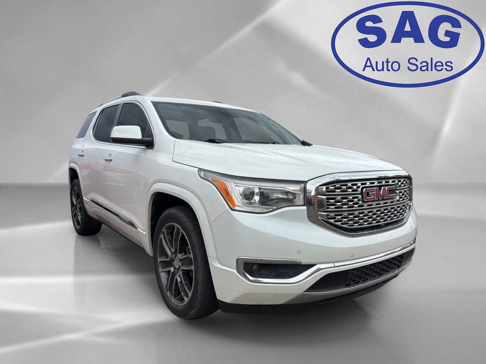 Used 2017 GMC Acadia Denali w/ Technology Package FWD image 2