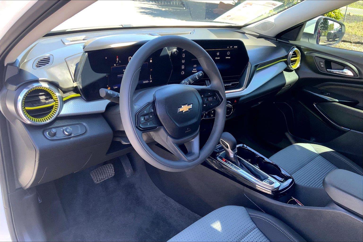 Used 2026 Chevrolet Trax LT FWD image 14