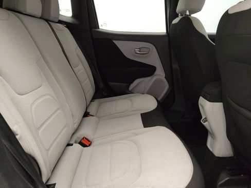 Used 2021 Jeep Renegade Latitude FWD image 19